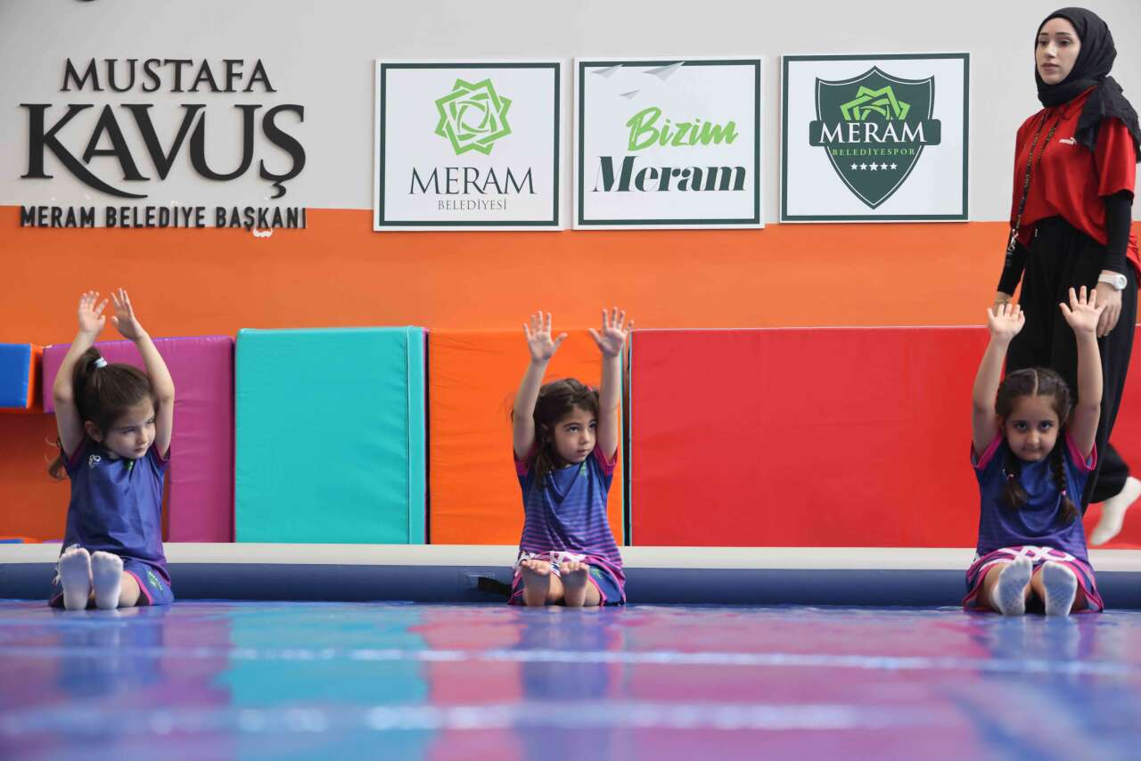 Çocuklar sahaya çıktı, aileler tribündeki yerini aldı! Konya’da spor şöleni 13